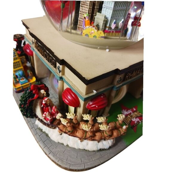 Macys Vtg Thanksgiving Day Parade musical Water Snow Globe 8.5x 7.5 - Picture 3 of 10